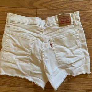 LEVIS HIGH RISE SHORTS
